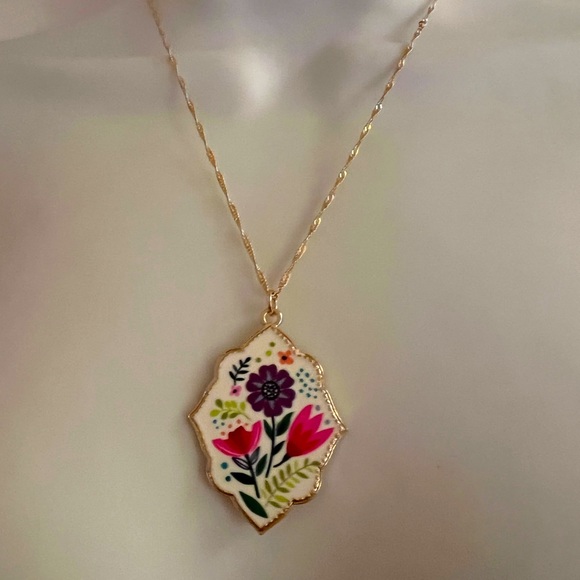 GORGEOUS HAND PAINTED ENAMEL PENDANT NECKLACE - Picture 7 of 10